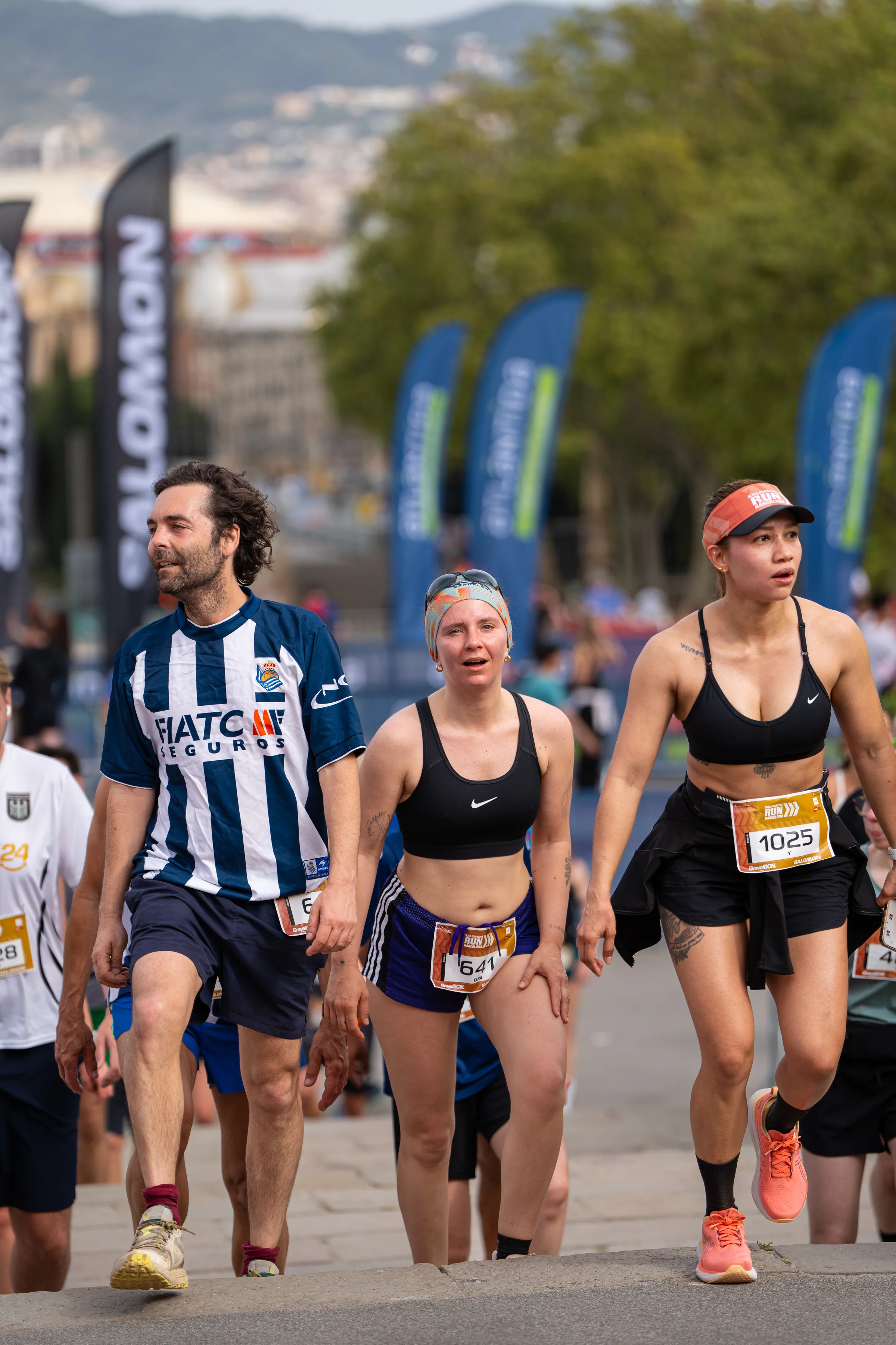 Participantes de la Salomon Run Barcelona 2026 en subida característica de Montjuïc