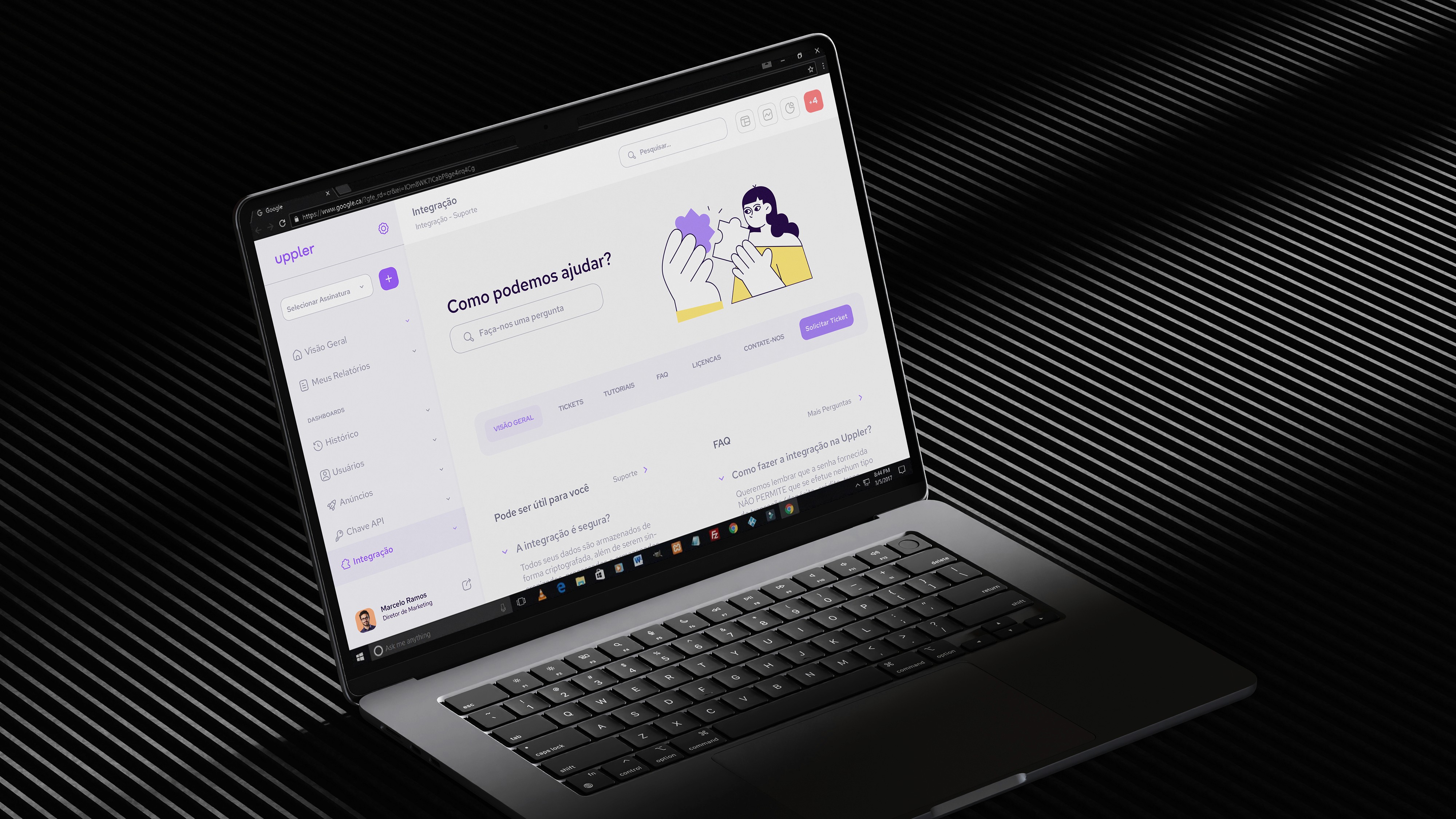 Laptop aberto na tela da plataforma