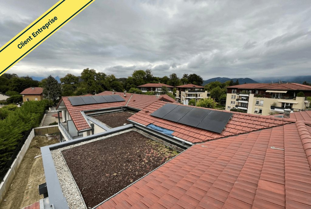 Photo d'un toit d’une entreprise à Varces-Allières-et-Risset équipée de panneaux photovoltaïques dont l'installation a été faite par Solarock.