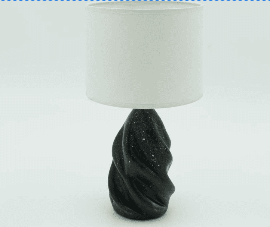 Lampe de table au pied en céramique noire torsadée avec inclusions blanches, surmontée d'un abat-jour cylindrique en tissu blanc, sur fond gris clair