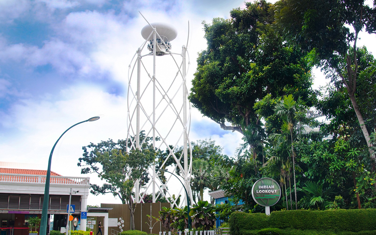 La torre SkyHelix Sentosa circondata da una rigogliosa vegetazione presso Imbiah Lookout, Singapore.