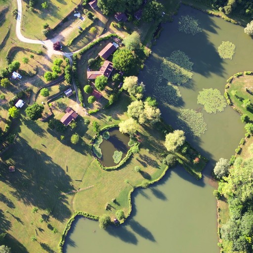photo aérienne du domaine de la brame, magnigfique lieu nature avec étangs de pêche et verdure, parcours de foot golf et terrain de pickleball proche de sarlat