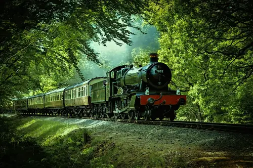 un train sur les rails