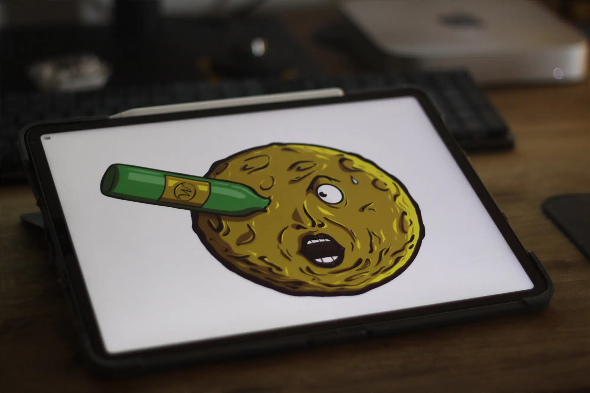 Ipad posé sur un bureau avec une illustration de lune en plein écran