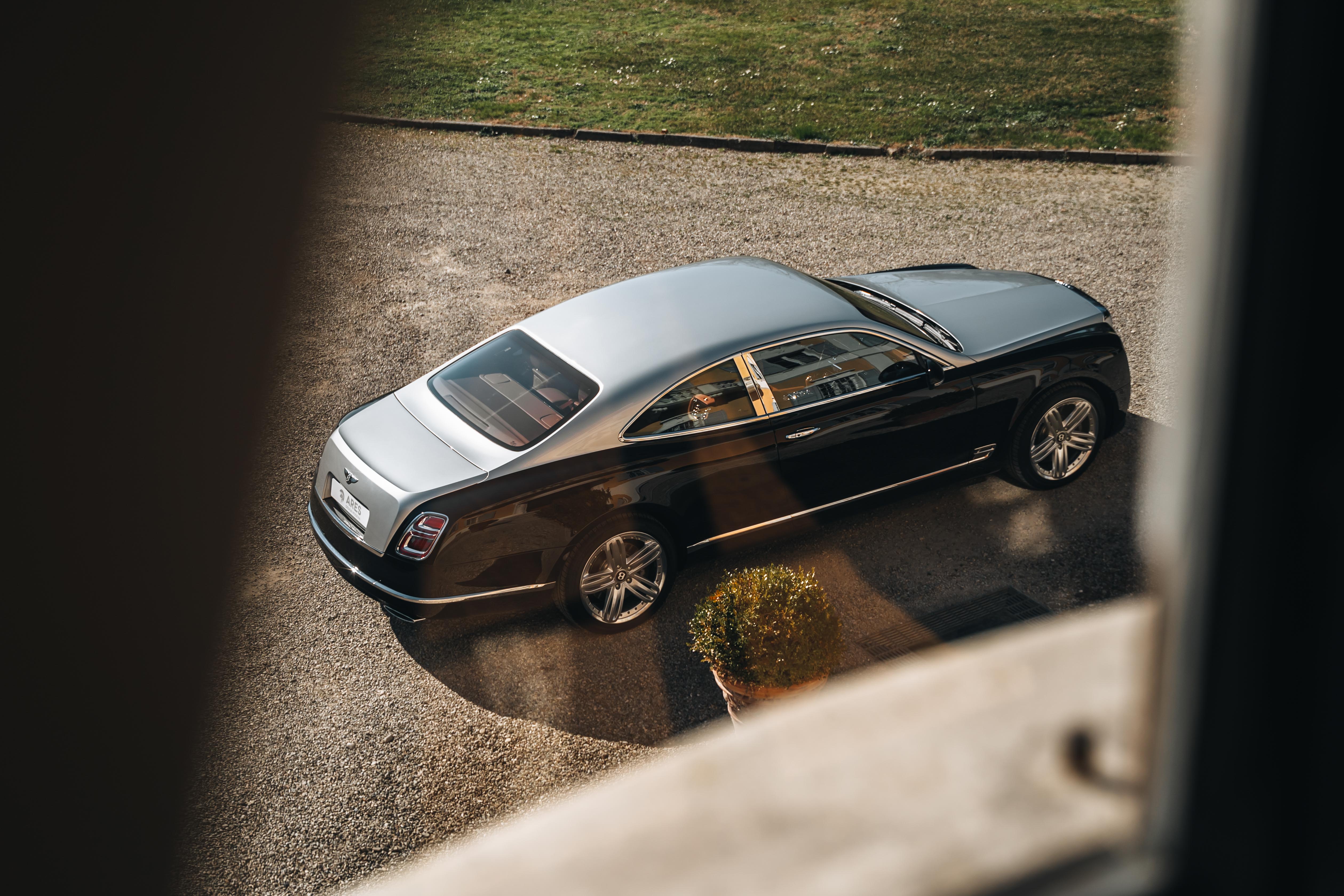 Foto dall'alto di Bentley parcheggiata in giardino italiano