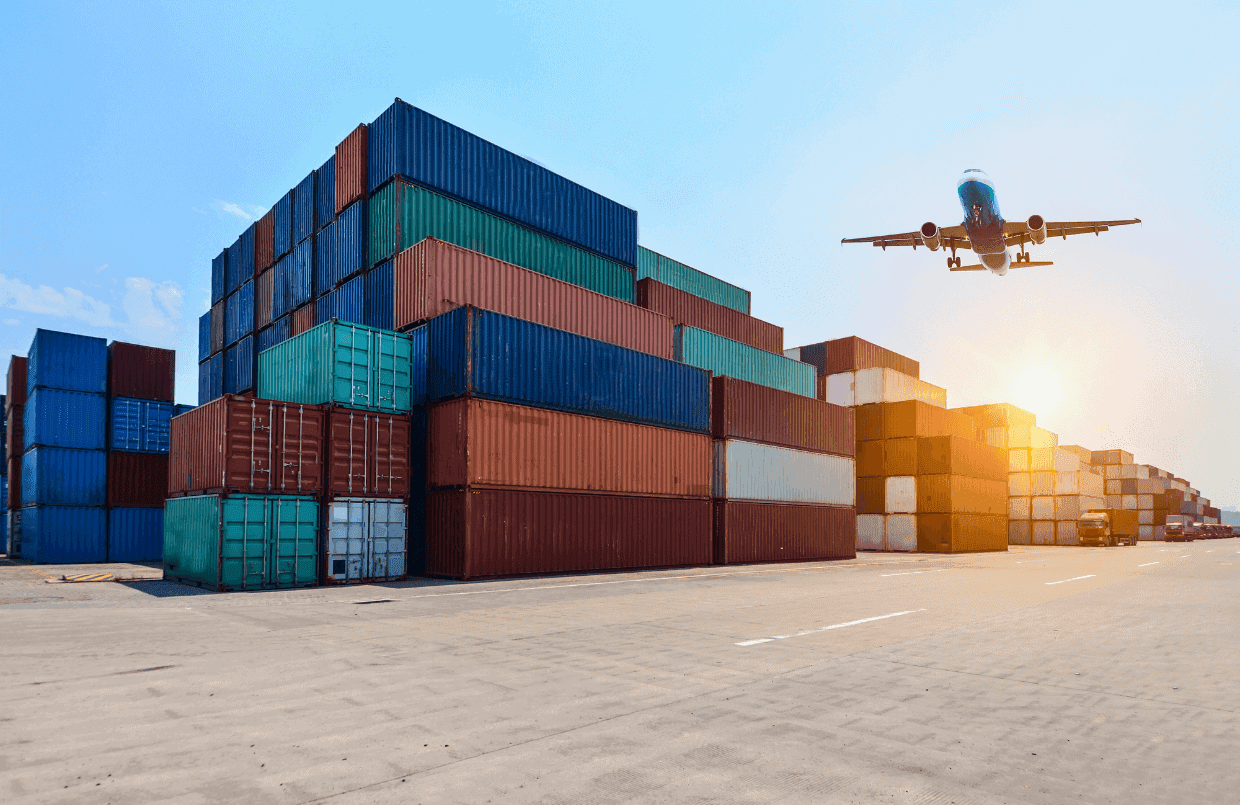 container con merci e pacchi fermi in dogana in attesa dello sdoganamento