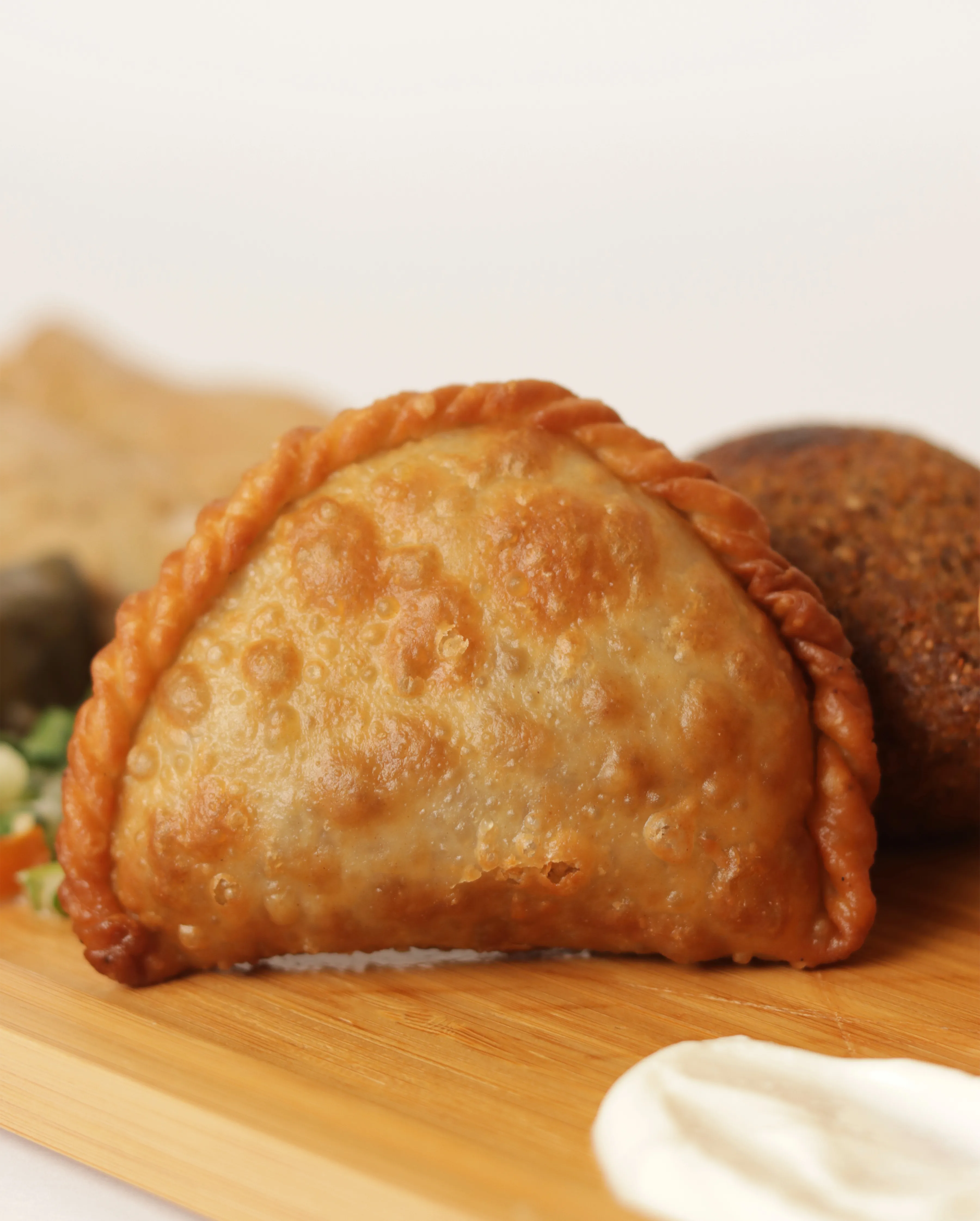 Empanada libanesa con kibbeh y salsa blanca.