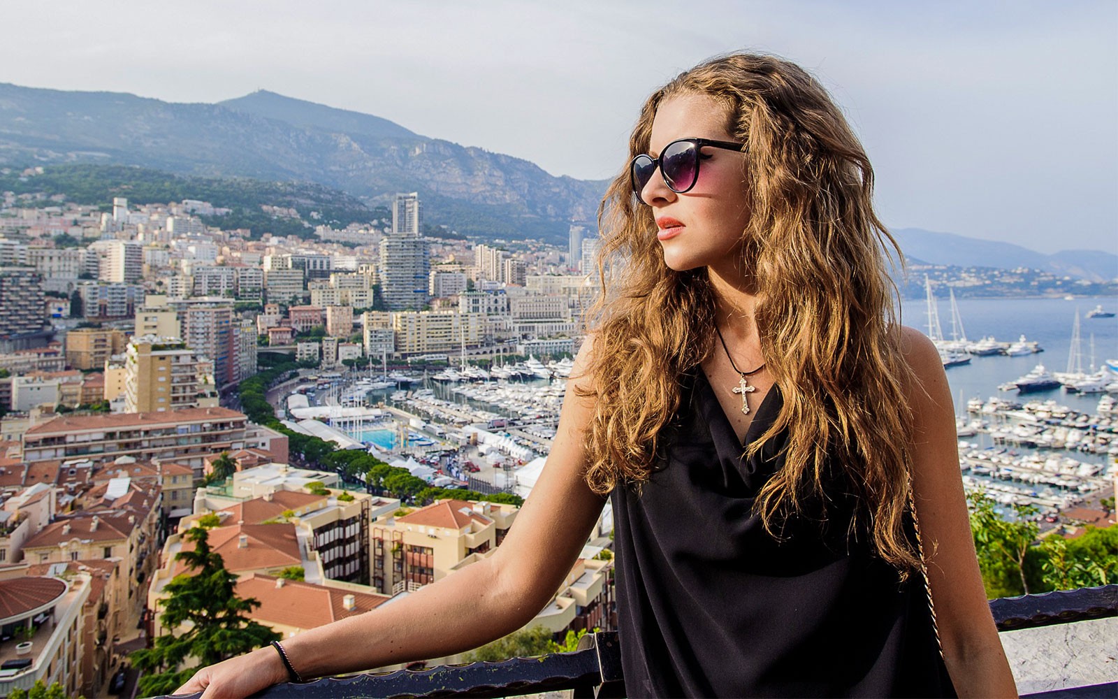 从风景如画的观景台俯瞰摩纳哥港口,欣赏游艇和城市景观。