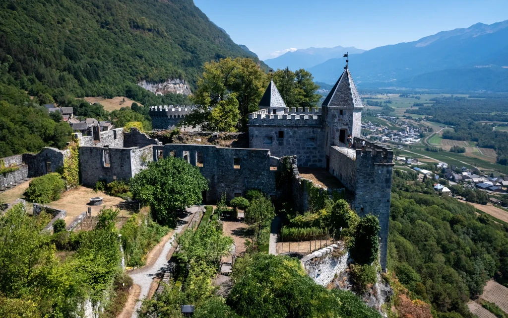 Chateau de Miolans nær Chambery | Expa Travel