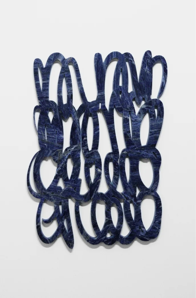 Scultura astratta in pietra blu con forme intrecciate, opera contemporanea iStone Arte che esplora geometrie fluide e texture naturali per valorizzare brand artistici