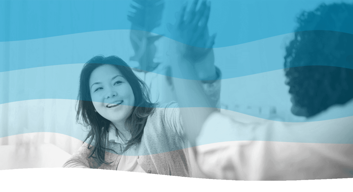 Twee vrouwen geven elkaar een high-five