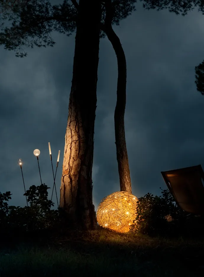 Lámparas Fil de Fer y Syphasera Outdoor-Exterior de Catellani & Smith en jardín al anochecer | ábc concept