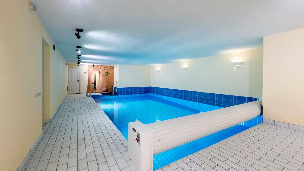 Het zwembad van een villa in Blaricum