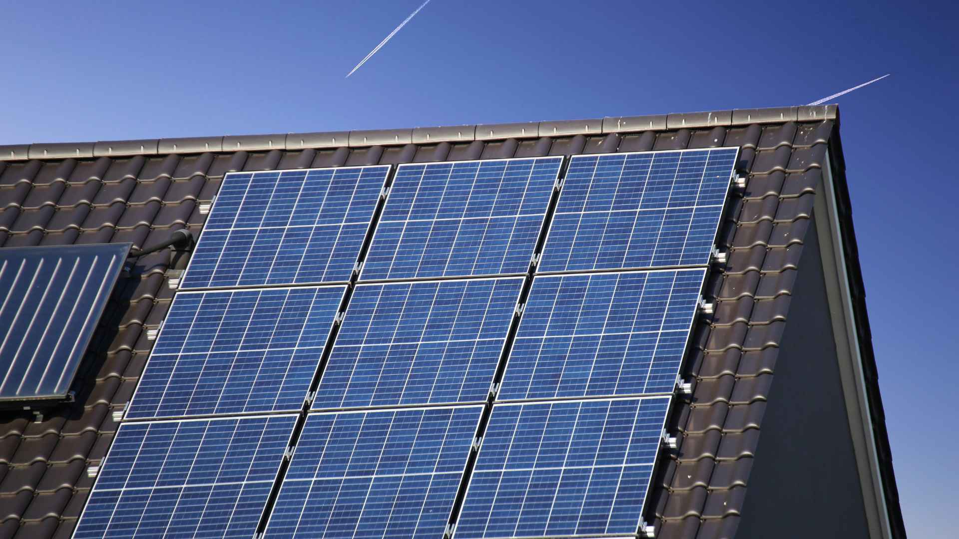 Placas solares: qué son, cómo funcionan y todo lo que necesitas saber antes de instalar