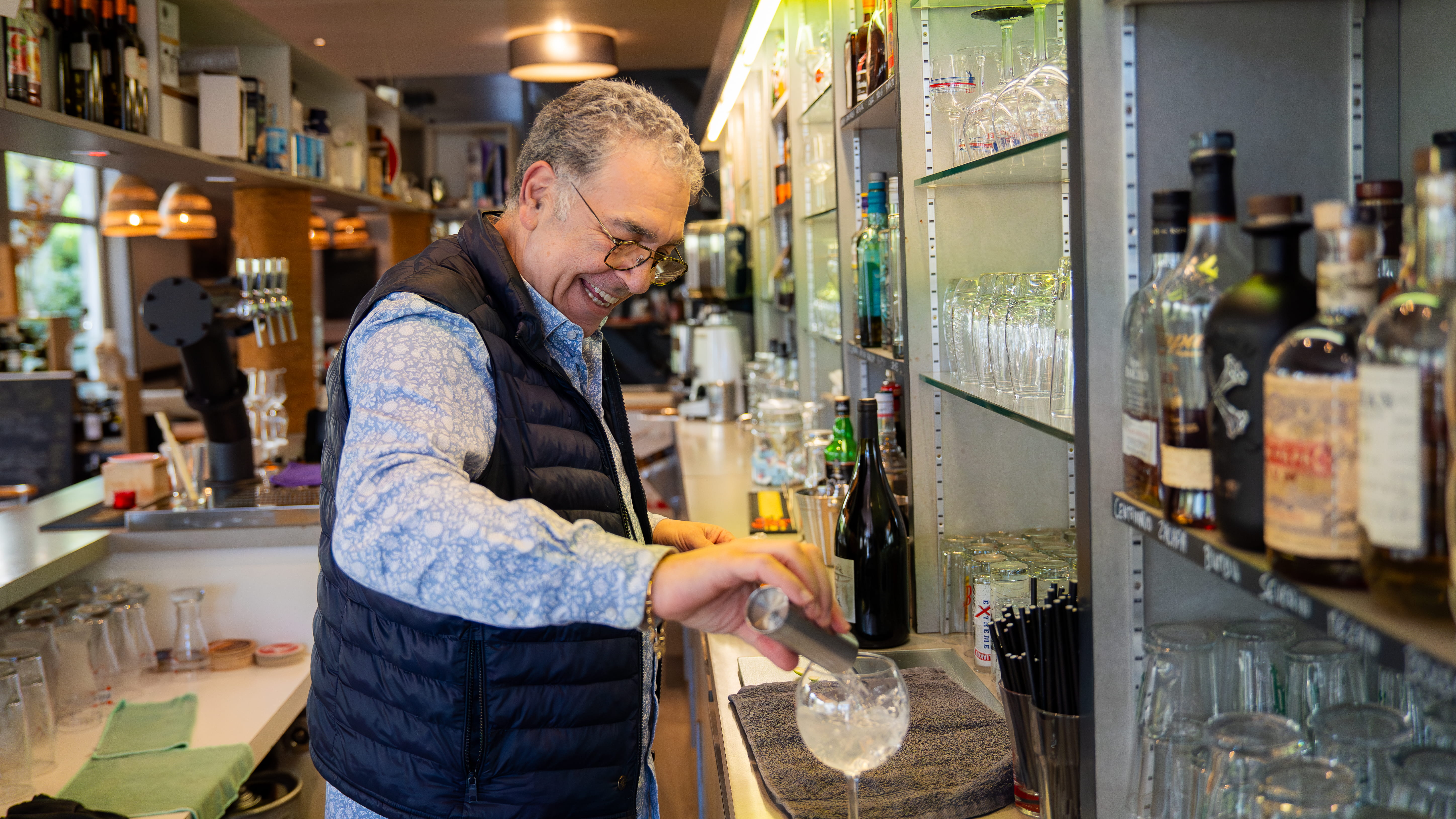 Philippe Elbaz préparant un cocktail au restaurant le Meltin Potes Caffé à Mérignac pour le site web réalisé par Sl Vision 