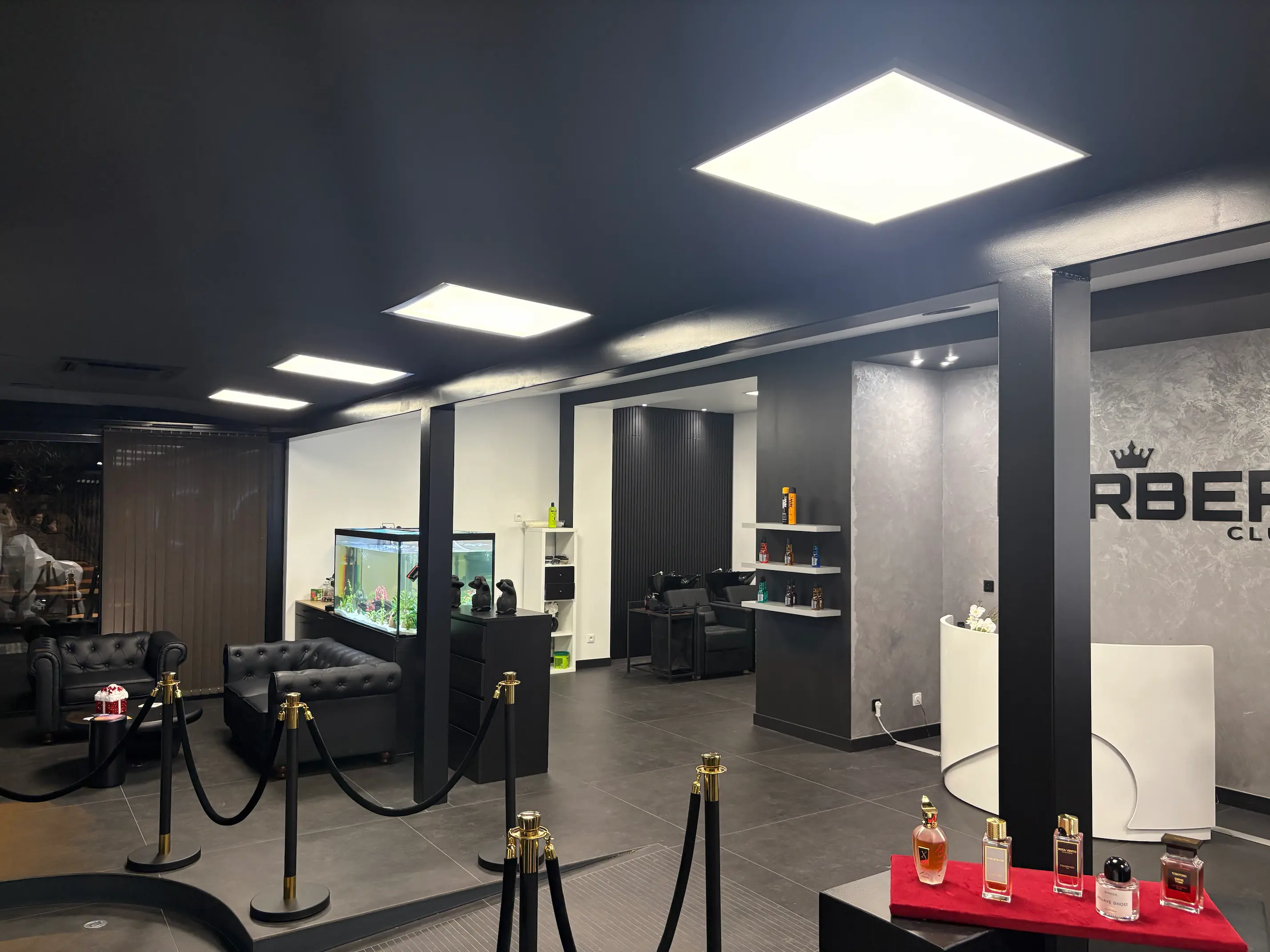 Photo d'un coiffeur en train de coiffer un client