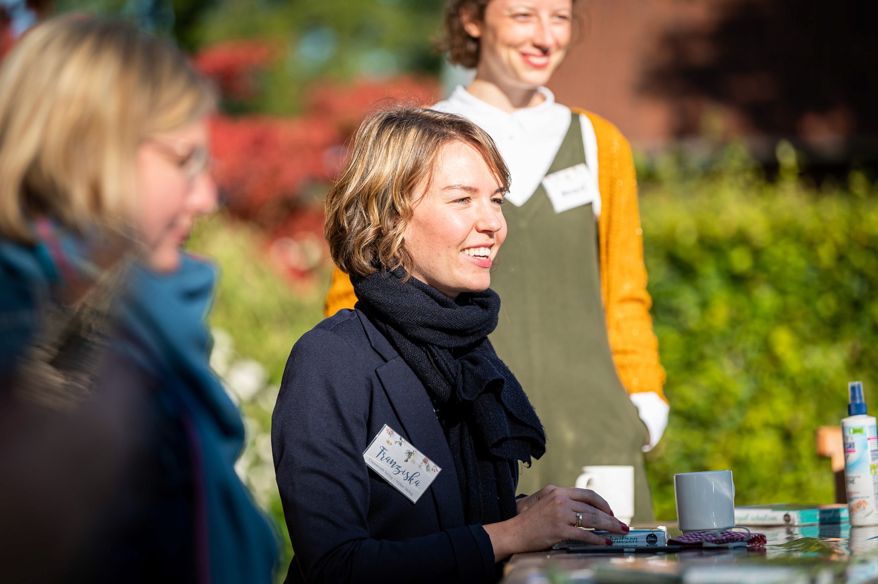 Eine Teilnehmer:in hört gespannt beim Workshop im Grünen beim GHBA 2020 zu.