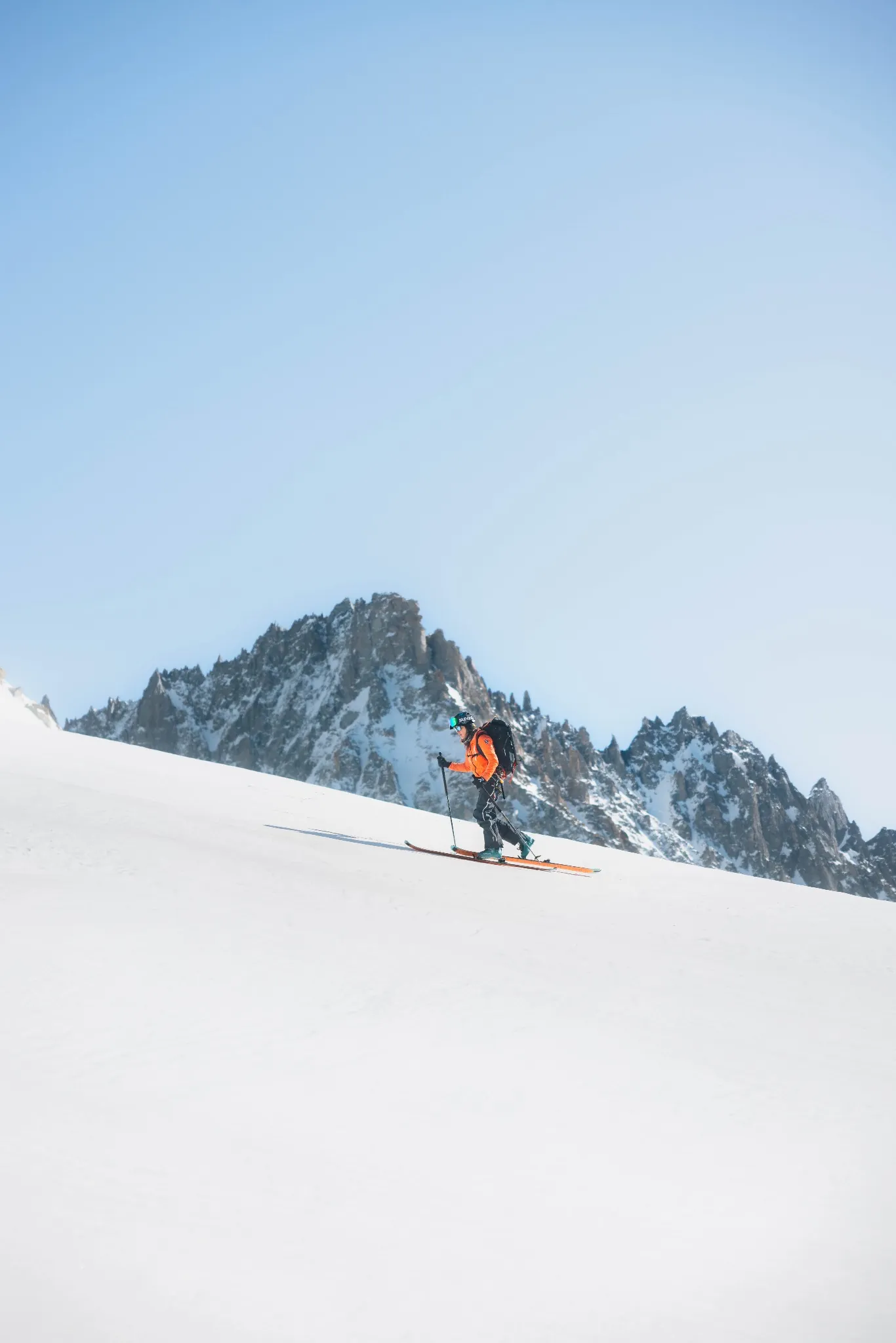 Hero Ski de randonnée sur les pentes du massif du Mont-Blanc, skieur en tenue Millet orange.