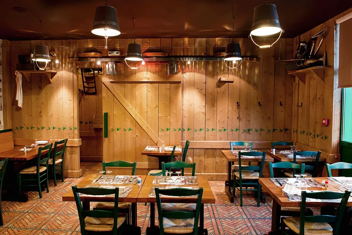 Chambre d’hôtel lumineuse design moderne — photographe architecture intérieure Lille Nord | Anteale Yann Manac’h