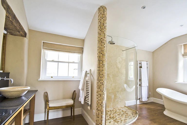 Hartingtons Heritage Tours hotel, Darley House, cream bathroom