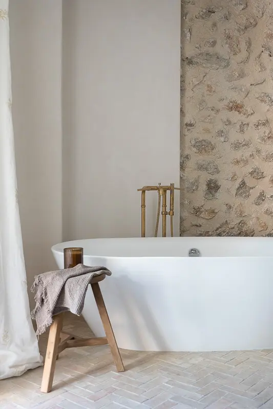 Baño con bañera y papel pintado en la pared 