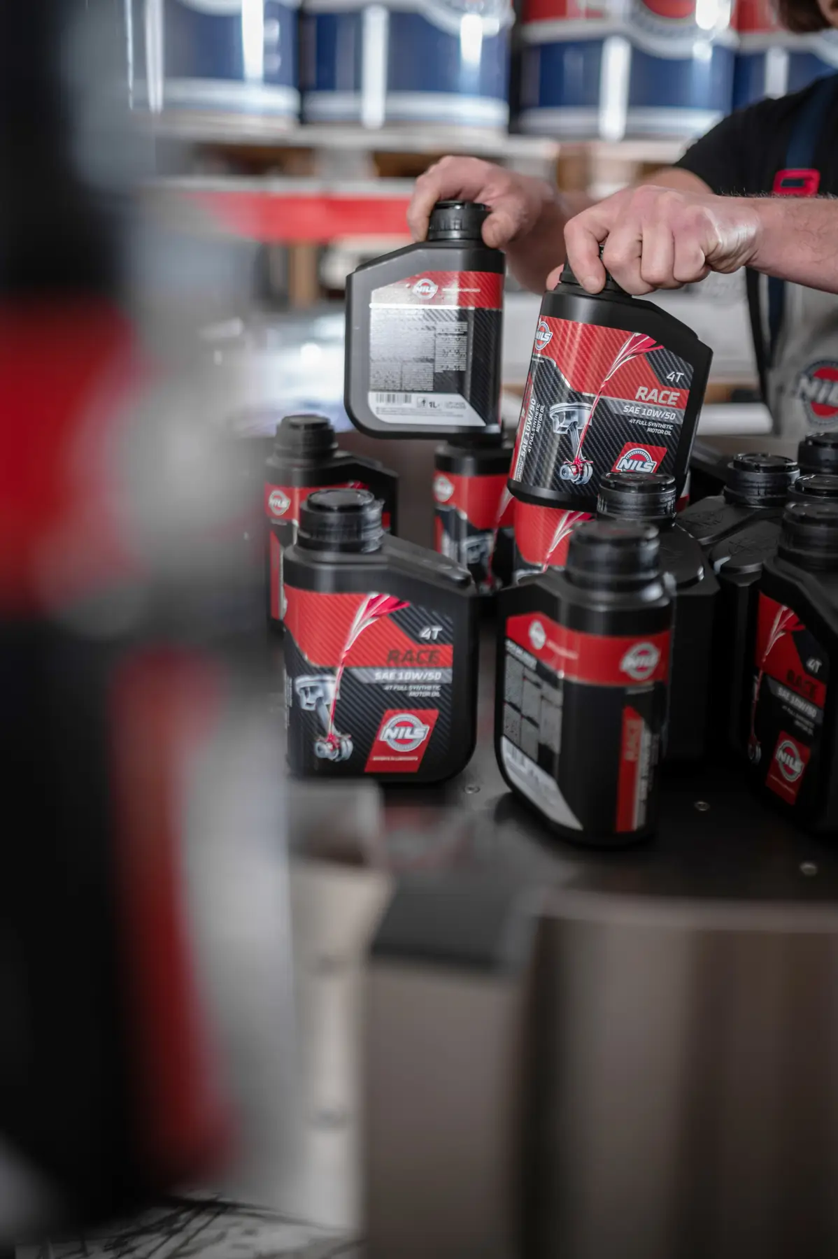 Prodotti NILS Race sulla linea di produzione: oli motore ad alte prestazioni per competizione
