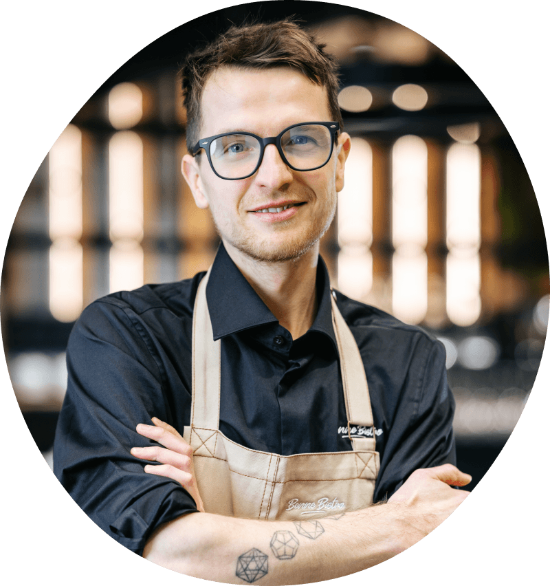 Štěpán – číšník bistra Benne Bistro.