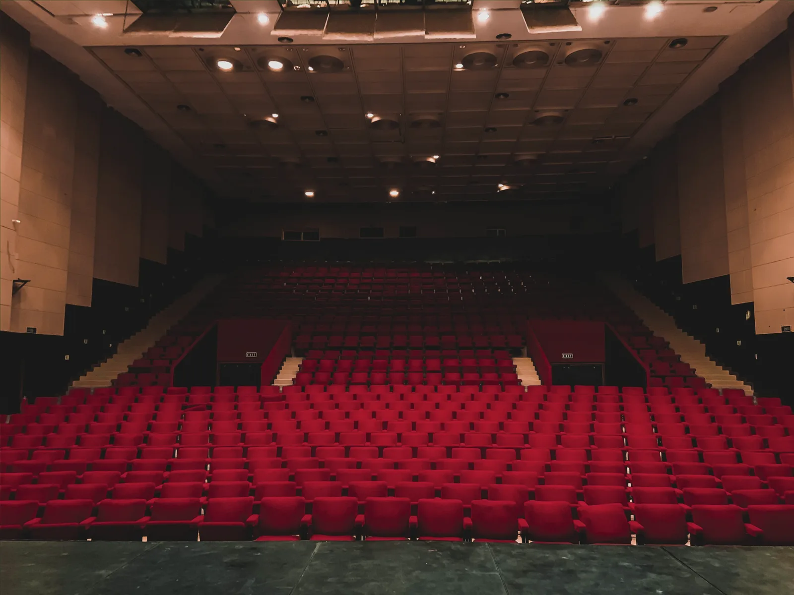 Premiere, empty house