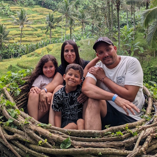 ファミリーがバードネストに座っている