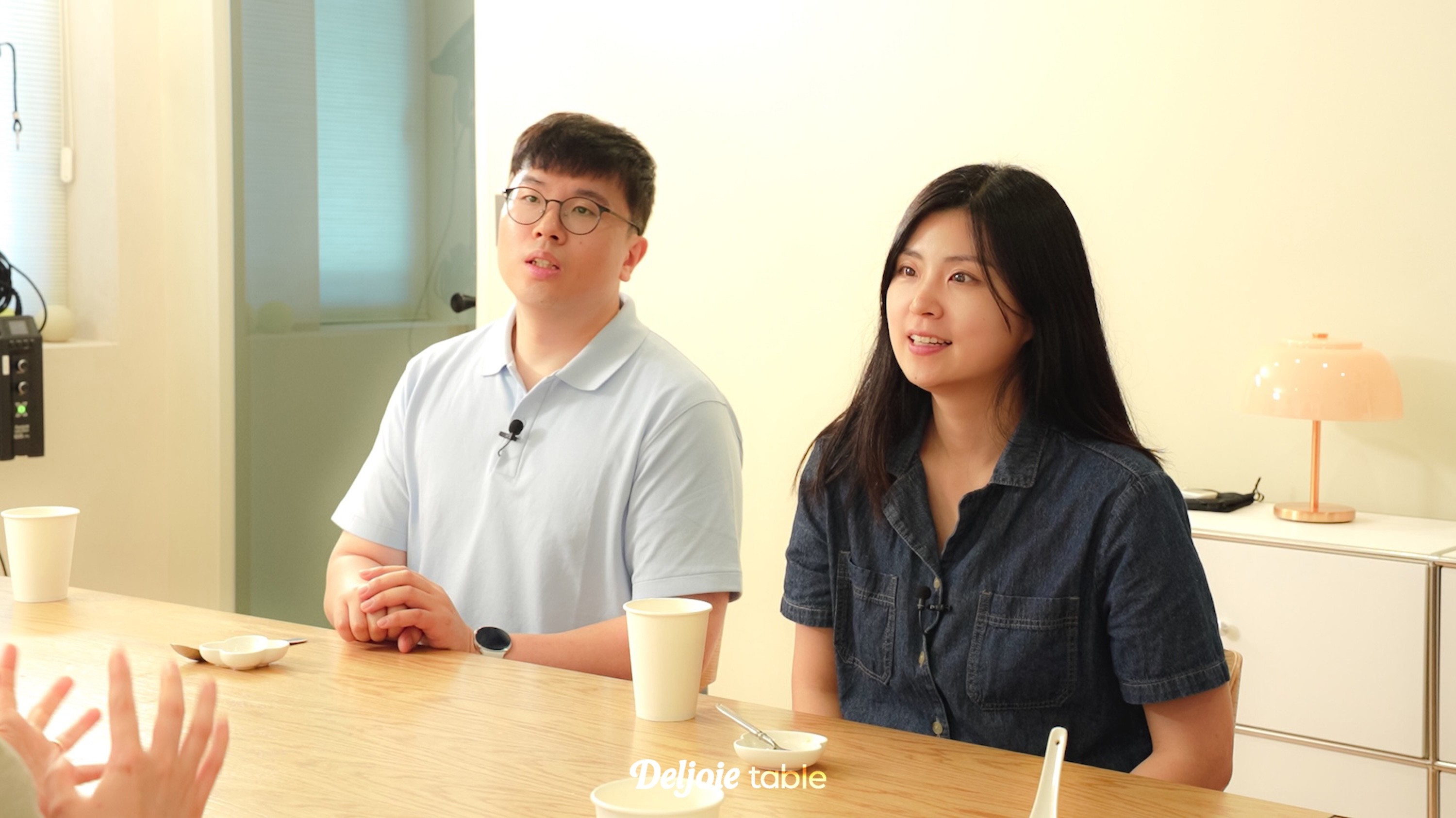 식사를 마치고 닭가슴살면을 먹으며 달라진 이야기를 하는 여성과 남성