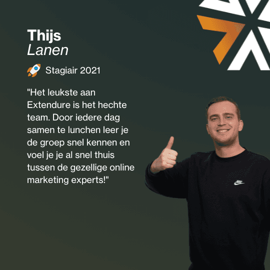 Twee collega's die samen iets noteren