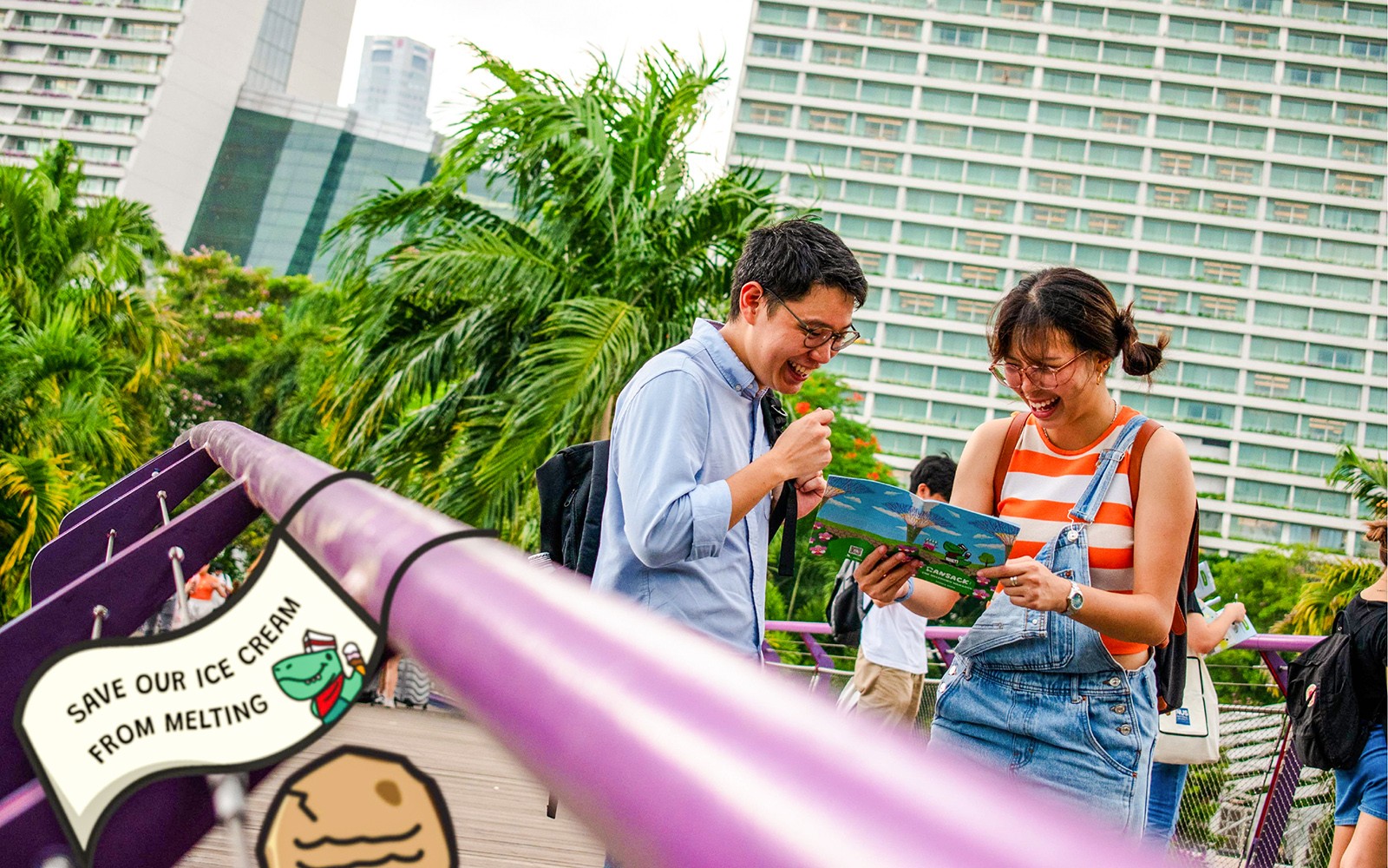 Mga kalahok na naglutas ng mga palaisipan sa RANSACK PUZZLE HUNT: Ang Banta ng Matunaw sa isang parke ng lungsod.