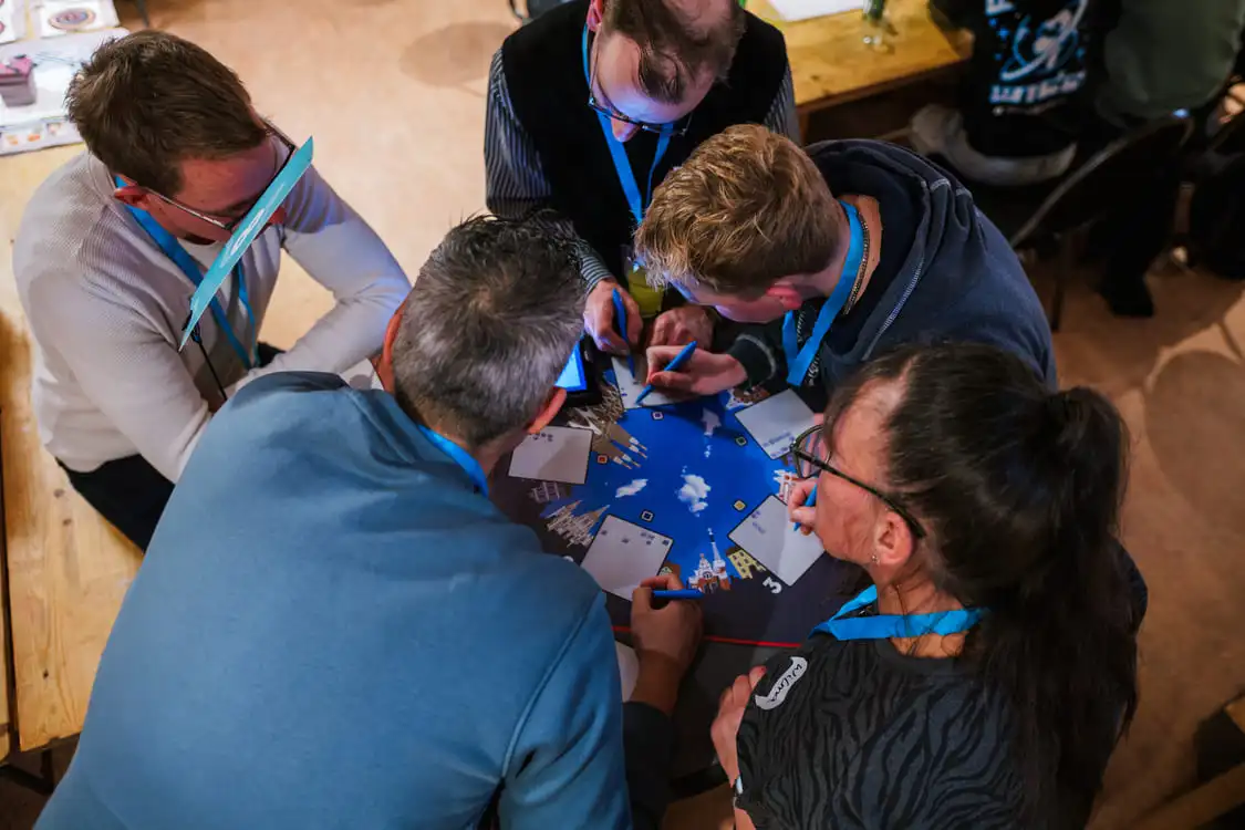 Vijf deelnemers zijn samen bezig aan een opracht tijdens Teambuilding Roulette op locatie