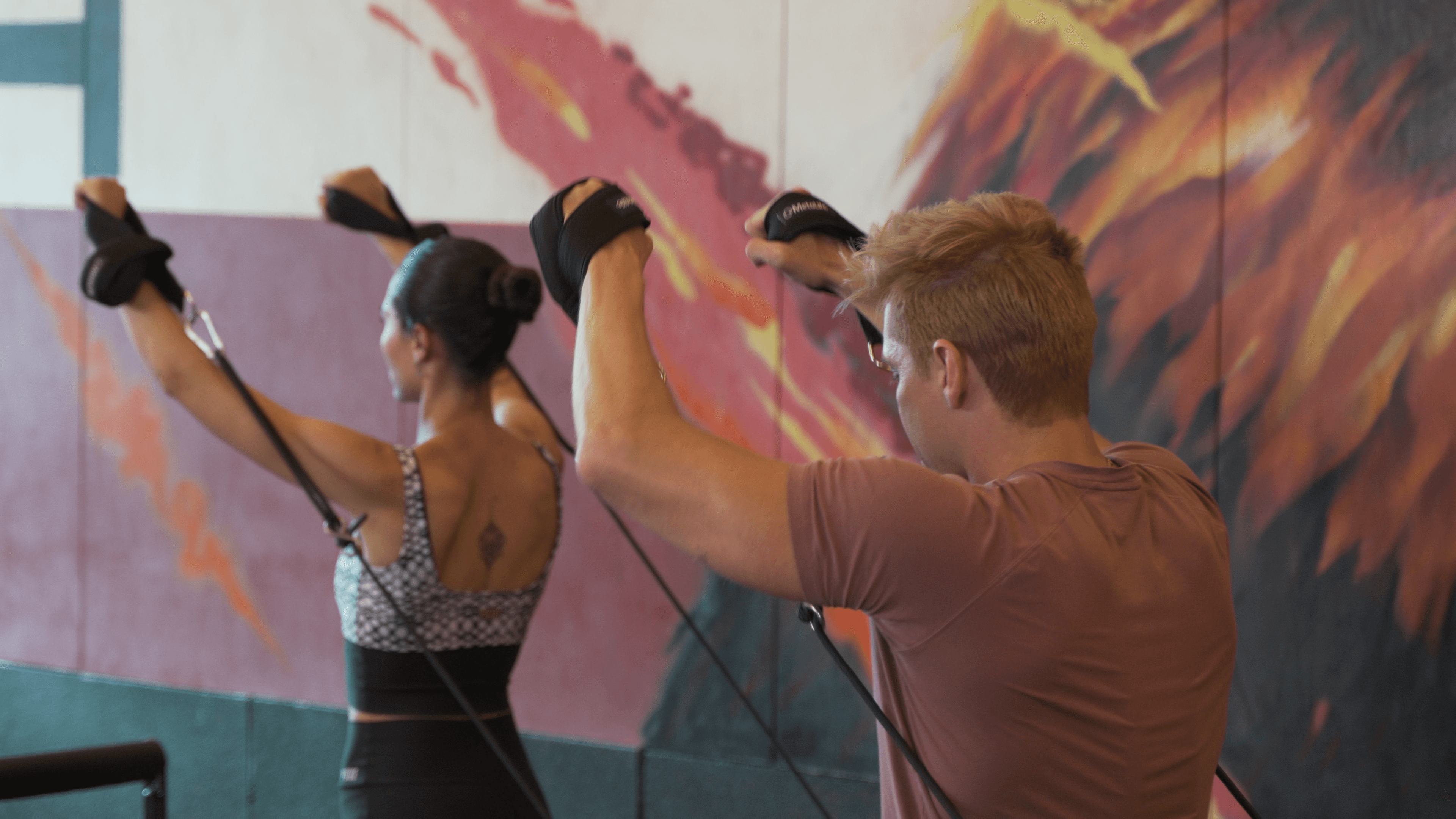 Dois alunos usando o equipamento Reformer Advanced da MetaLife