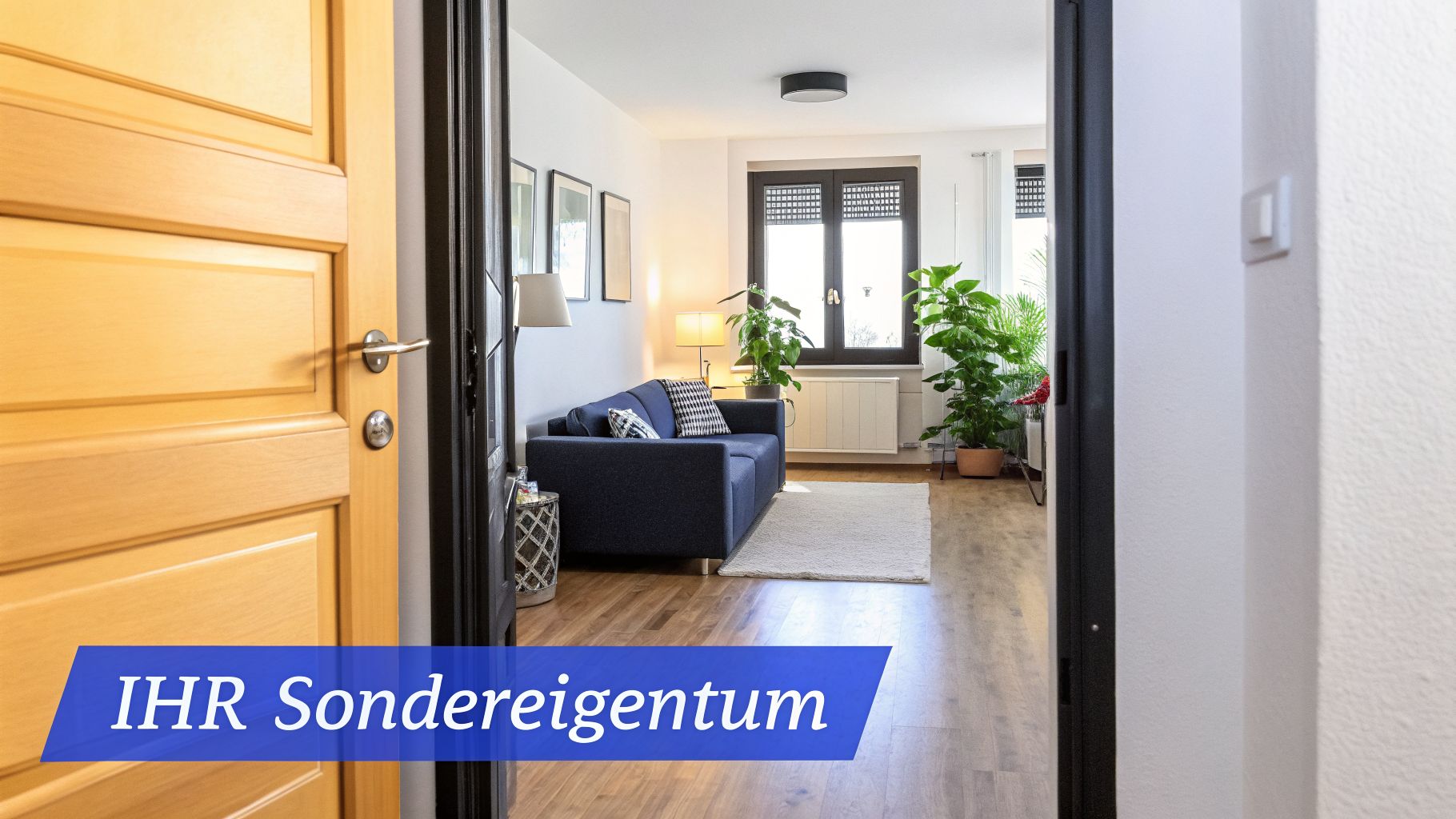 Blick durch eine offene Holztür in ein helles Wohnzimmer mit blauem Sofa, Pflanzen und Holzfußboden.