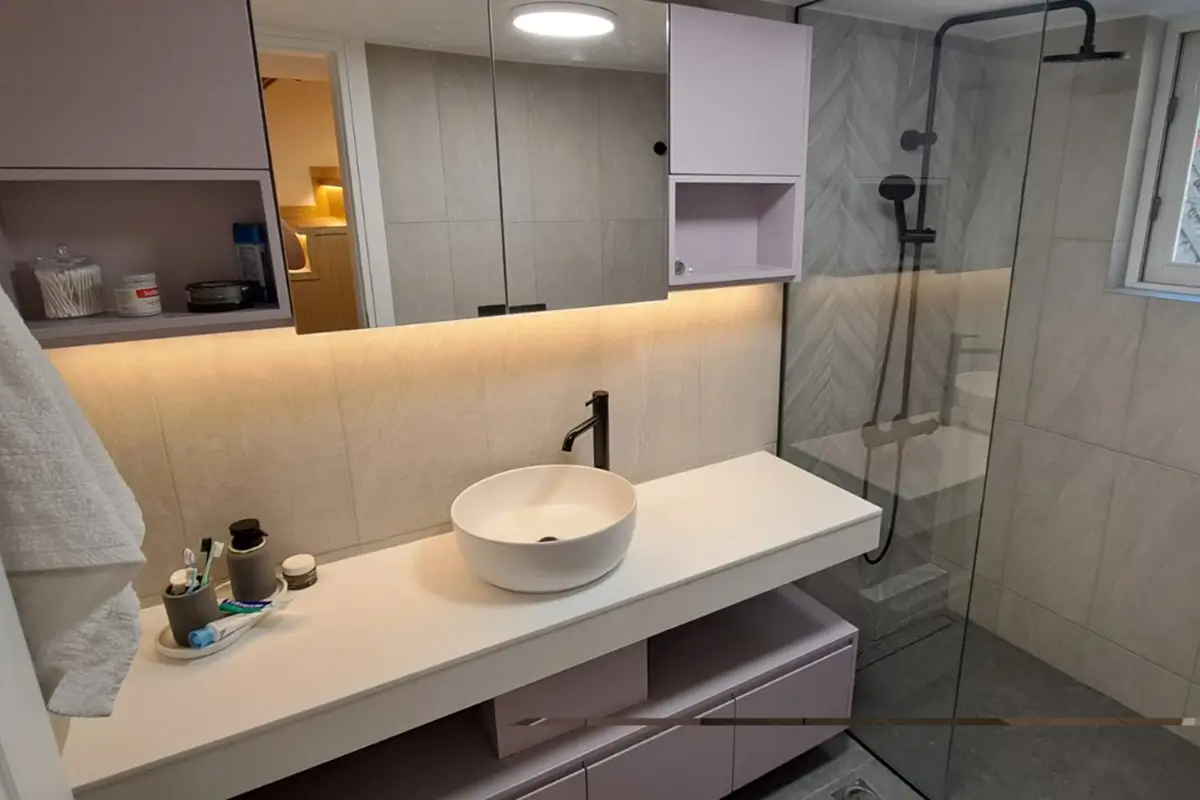 Ανακαινισμένο μπάνιο μεζονέτας στο Σούνιο Design Chama