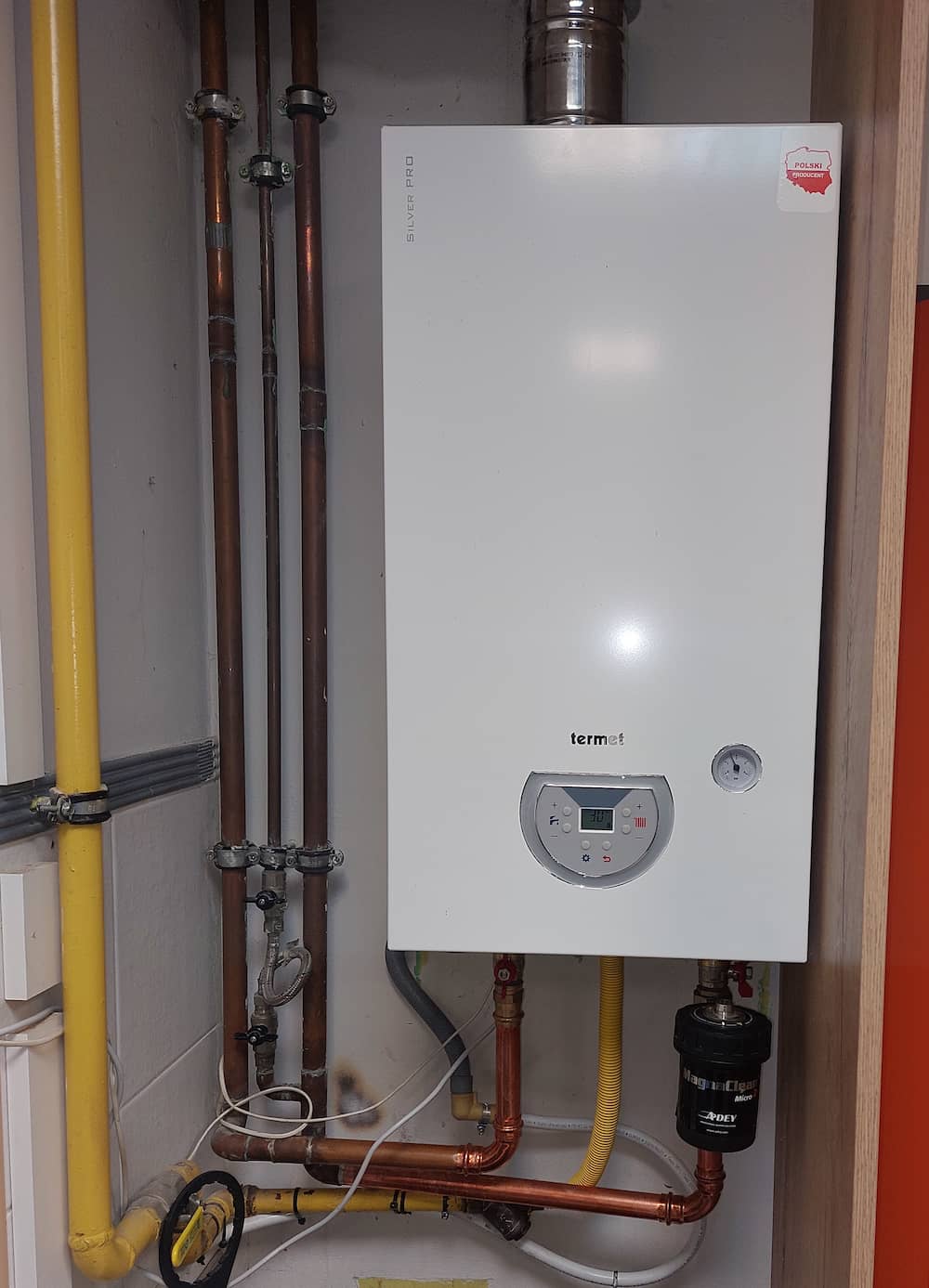 Piec gazowy, profesjonalnie zamontowany w kotłowoni.