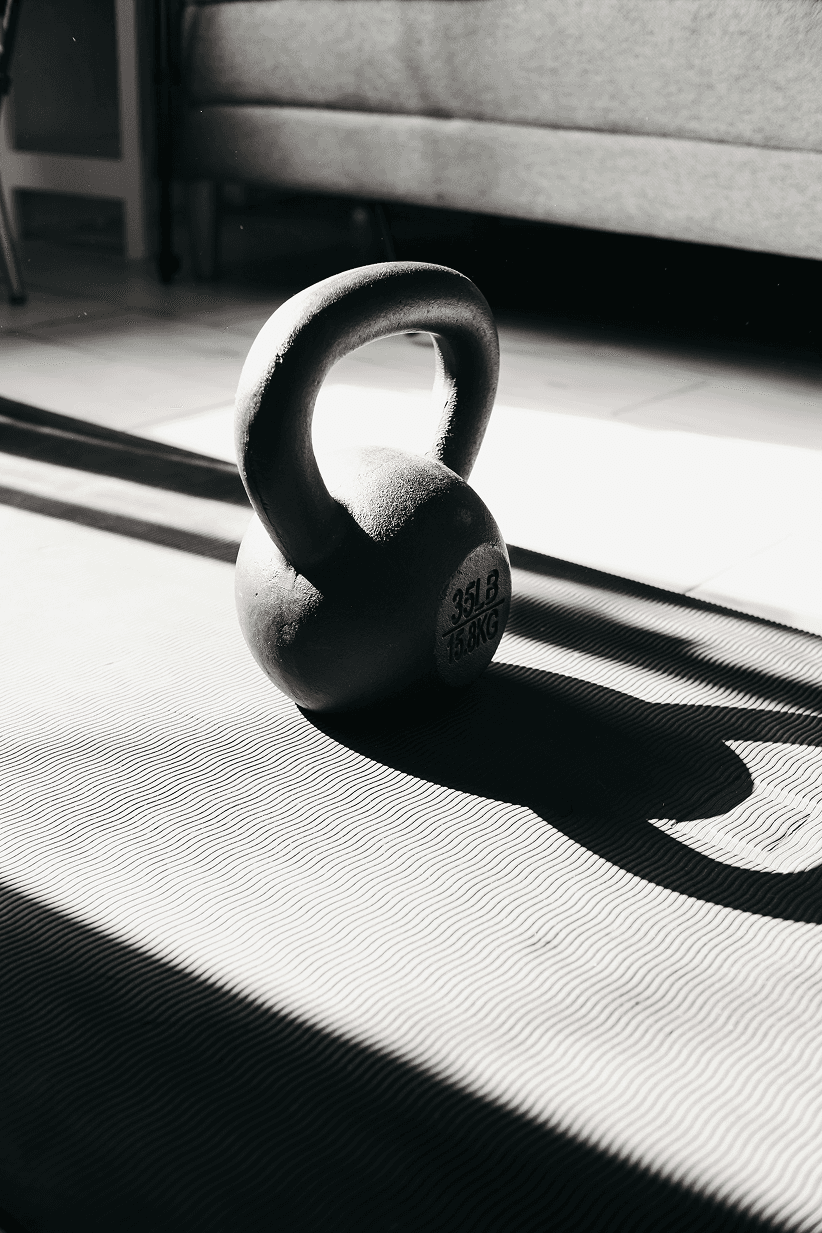 Kettlebell auf Trainingsmatte im Indoor Functional Fitness Bereich – Krafttraining zur Unterstützung von Bouldern und Calisthenics.