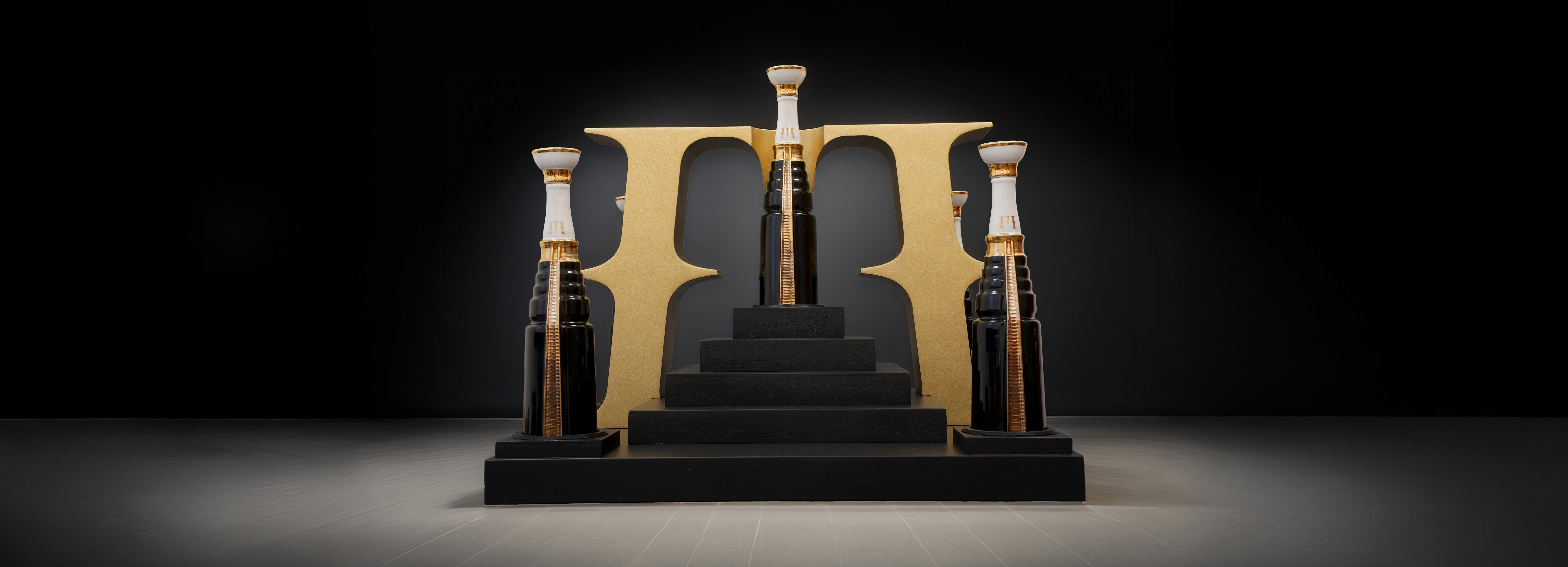 Case personalizzato per attrezzatura da DJ in rosso e nero con logo inciso, progettato su misura per protezione dell’elettronica e branding