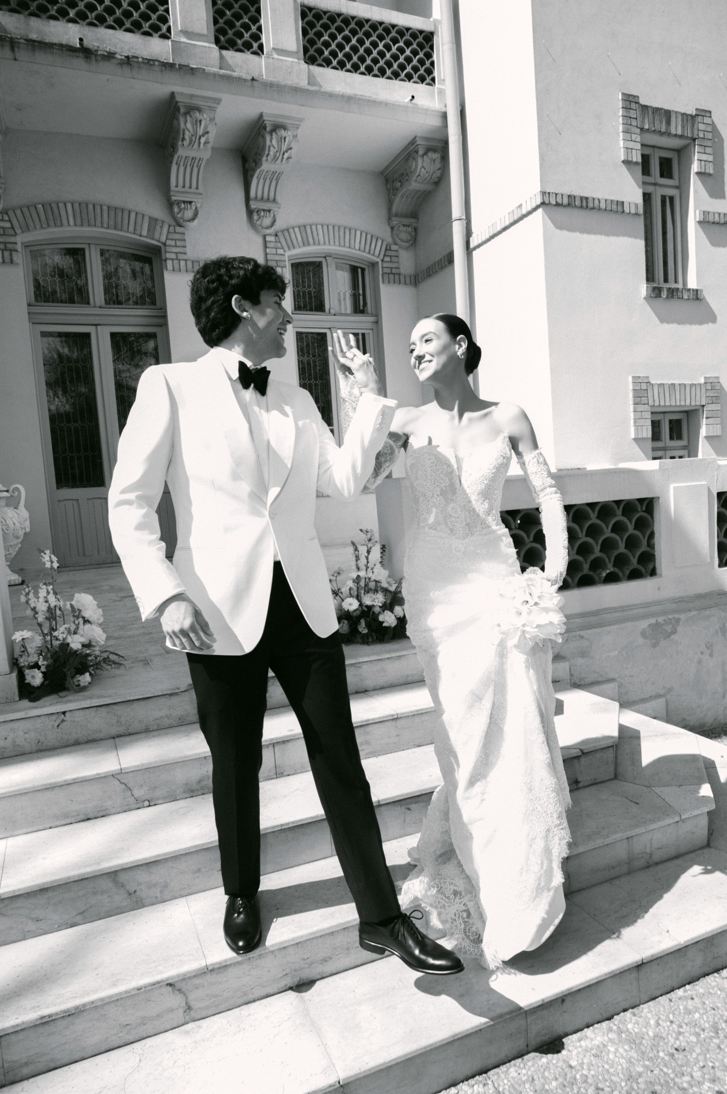 miri mergând împreună în ziua nunții, fotografie alb-negru, stil elegant