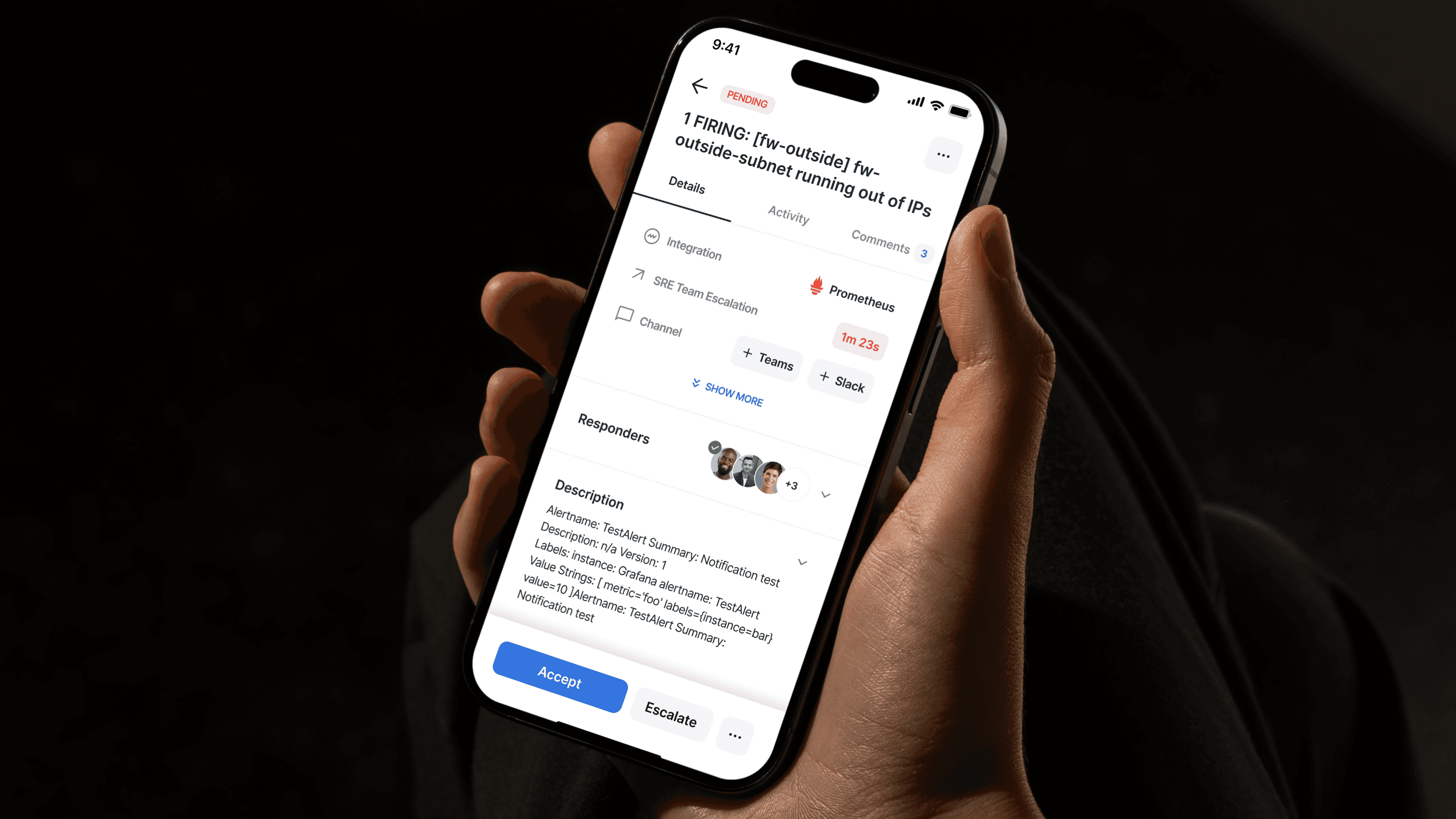 Ein Smartphone mit geöffneter Incident-Management-App wird in einer Hand gehalten. Die App zeigt einen kritischen Vorfall an, mit Eskalations- und Annahmeoptionen.