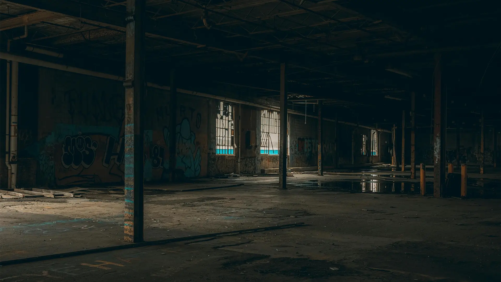 Interiér opuštěné průmyslové haly. Syrový brownfield, který plánujeme proměnit v živé centrum pro vzdělávání a komunitu.