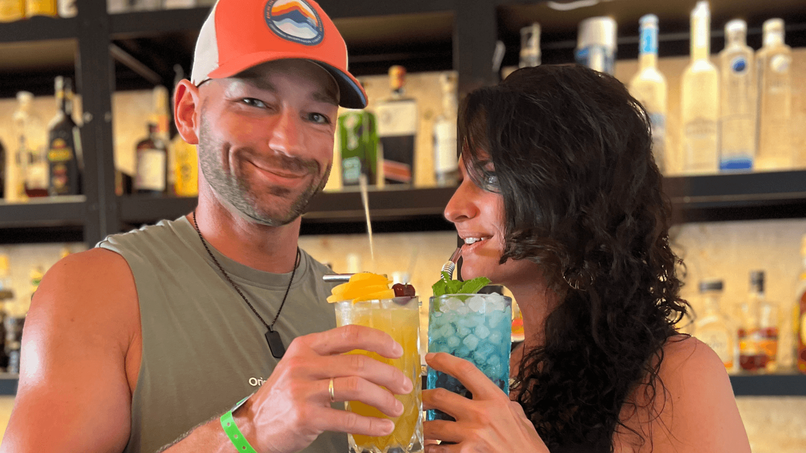 Paar mixt gemeinsam Cocktails beim SAPOORI Einzelbucherkurs in Frankfurt, perfekte kreative Date Night.