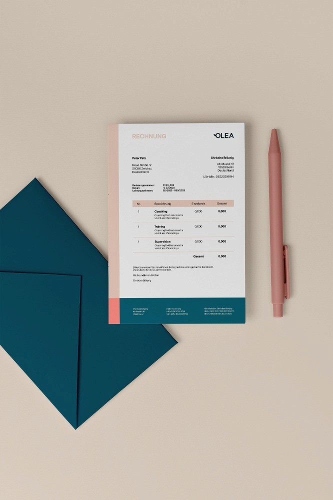 Geschäftsbriefpapier, Stift und geometrische Netzwerk-Infografik auf beigem Hintergrund