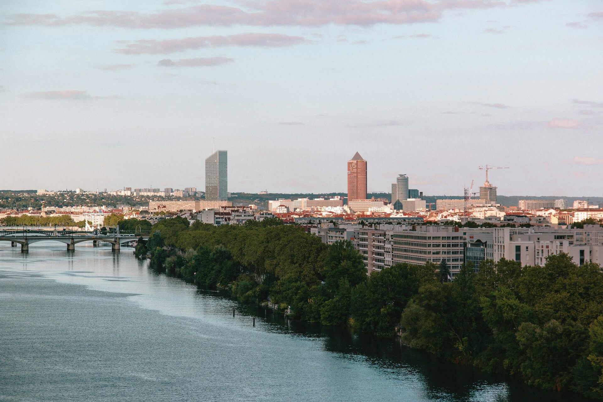 Panorama de Lyon et de ses axes fluviaux et routiers, carrefour logistique européen.
