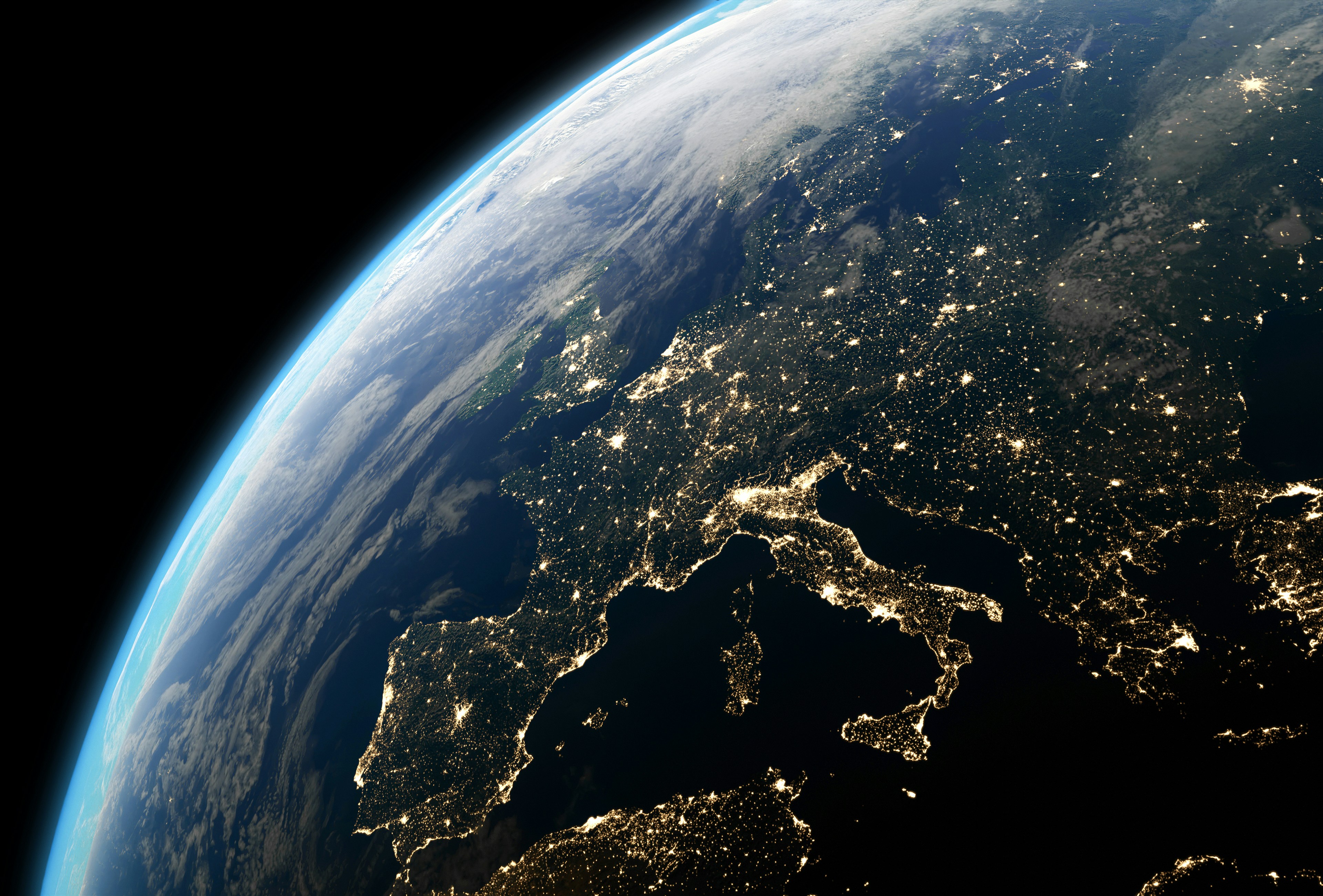 Globale Skalierbarkeit der Trade-In Software: Eine elegante Armbanduhr liegt im Fokus auf einem Konferenztisch aus Holz. Im unscharfen Hintergrund hängt eine Weltkarte an der Wand, auf der leuchtende Verbindungslinien ein weltweites Netzwerk und internationale Marktpräsenz symbolisieren.