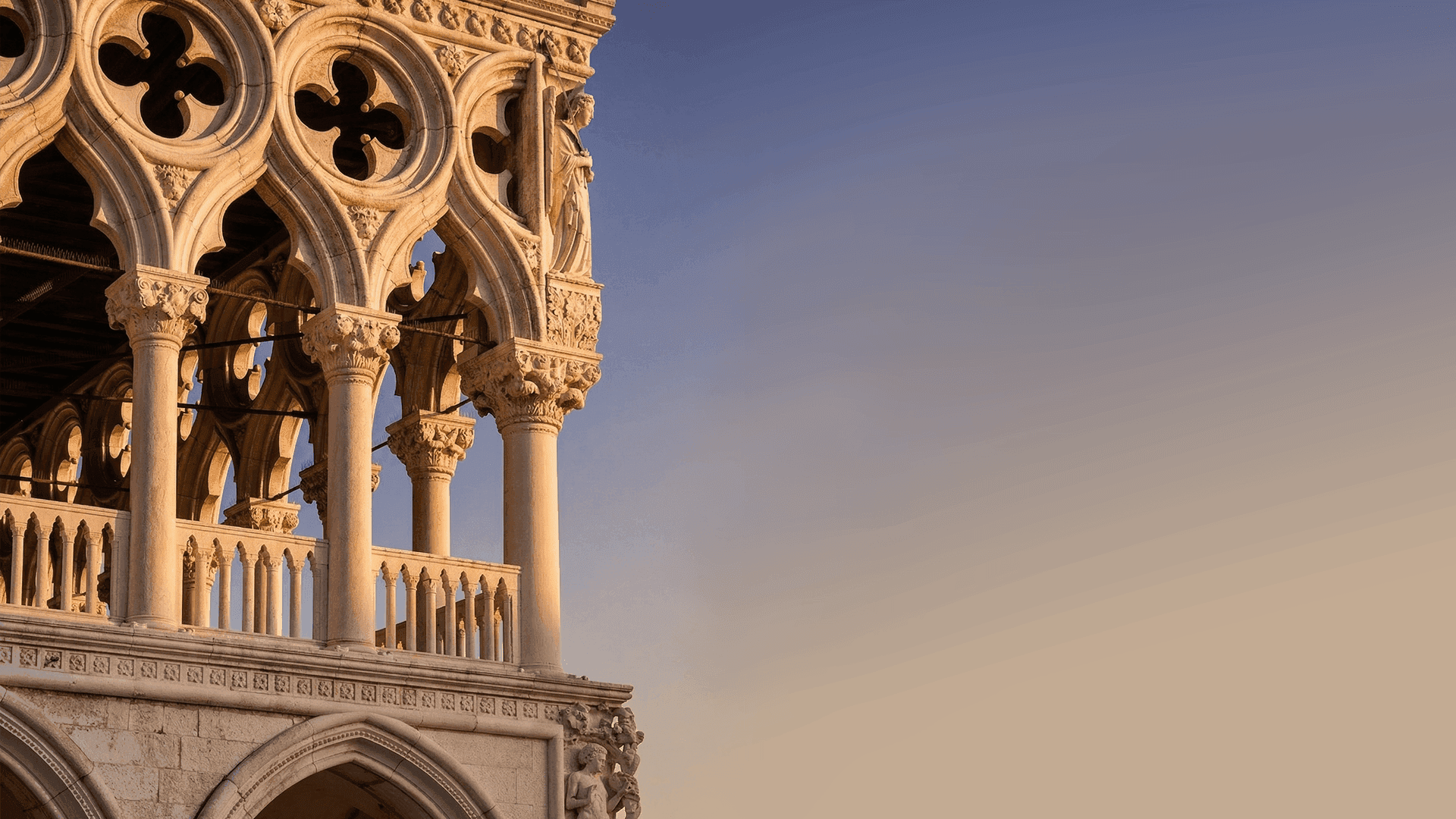 Готическая архитектура Дворца дожей в Венеции с ажурными арками