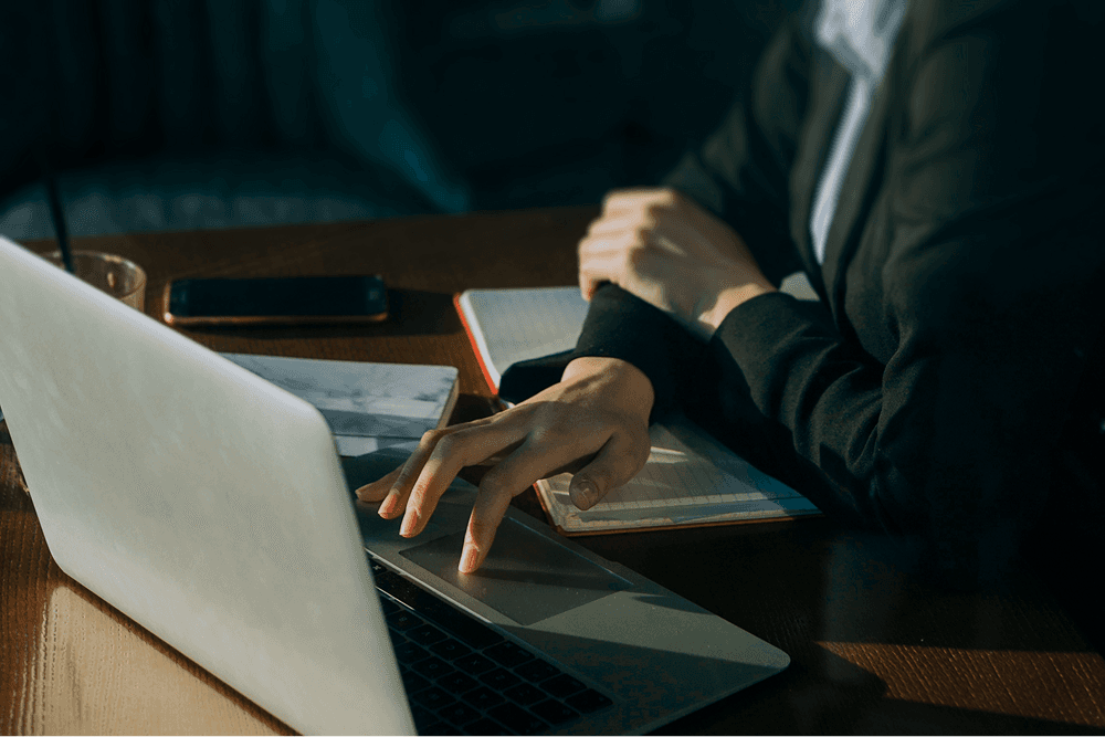 Imagem de topo artigo Gross up PIS COFINS, pessoa trabalhando.