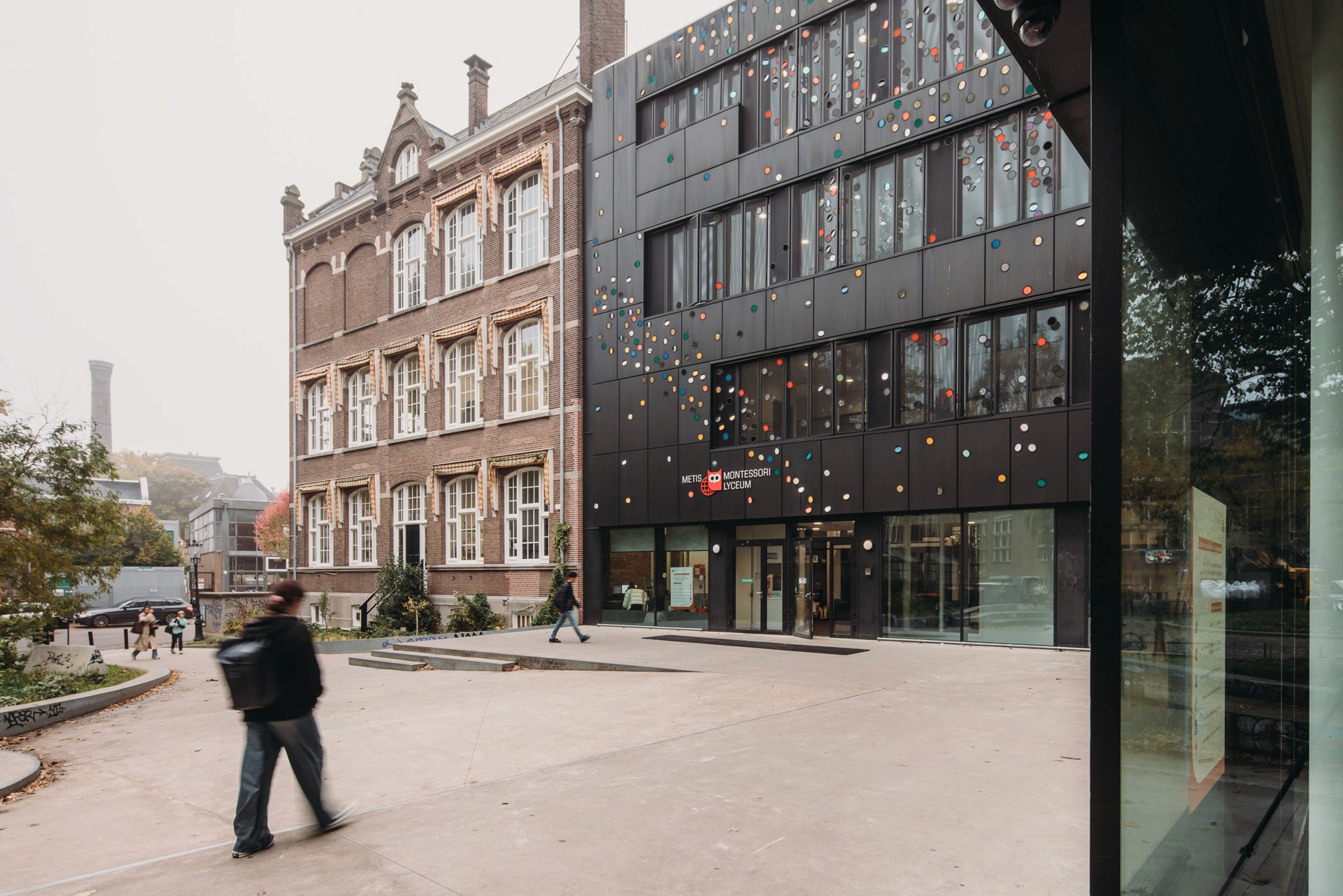 Photo of the exterior of the Metis Montessori Lyceum seen from the Oosterpark, with the entrace in view