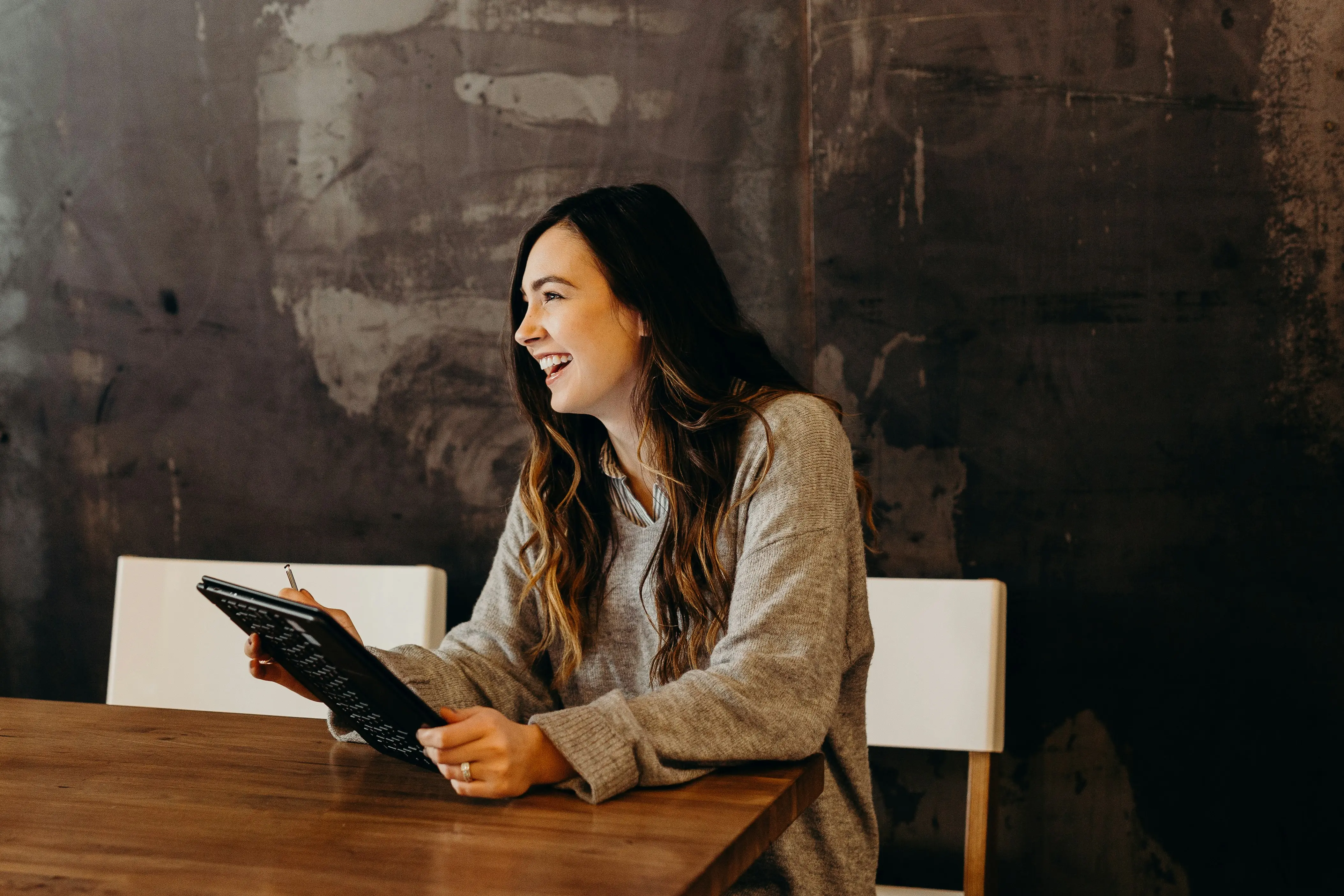 Professionnelle en réflexion sur son parcours de carrière dans un environnement de travail moderne